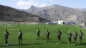 يلعبون فوق سقف العالم مُزوّدين بِرِئة حصان!