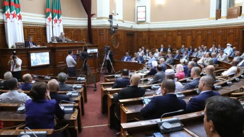 الفصل في ملف التنافي والتجريد من “كرسي السيناتورّ” بعد العيد