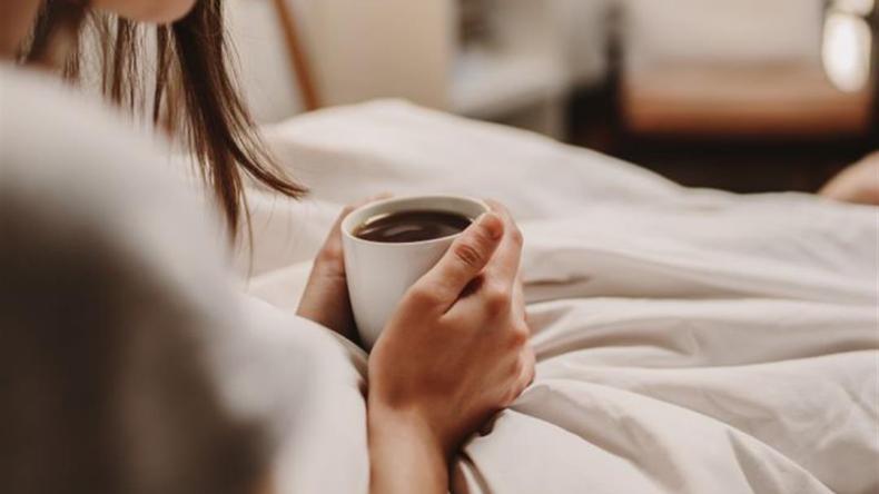 خبيرة في علم النوم تحذر من شرب القهوة صباحا وتنصح بهذا التوقيت.. والسبب!