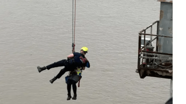 VIDEO: Une conductrice sortie in extremis de son camion suspendu dans le vide