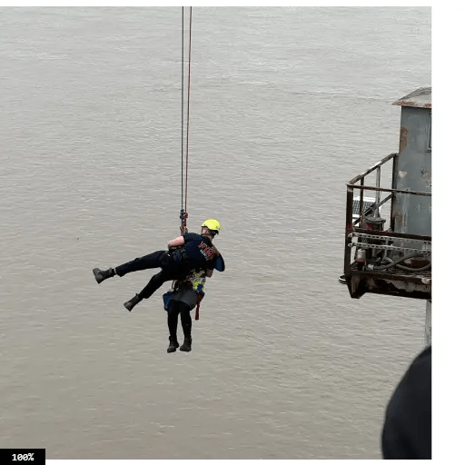 VIDEO: Une conductrice sortie in extremis de son camion suspendu dans le vide