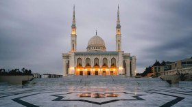 عشرة آلاف مصل يملؤون جامع الأمير عبد القادر في التراويح