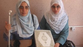 شقيقتان كفيفتان تتمان حفظ المصحف عن طريق السمع