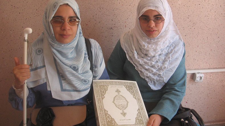 شقيقتان كفيفتان تتمان حفظ المصحف عن طريق السمع