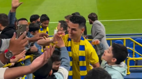 بالفيديو.. شبيه رونالدو يصنع الحدث في مدرجات ملعب النصر