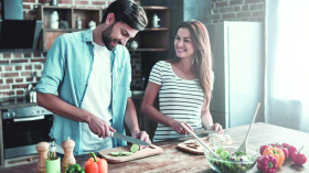 لهذا السبب ينصح الخبراء المرأة بخوض تجربة الطبخ مع الزوج!