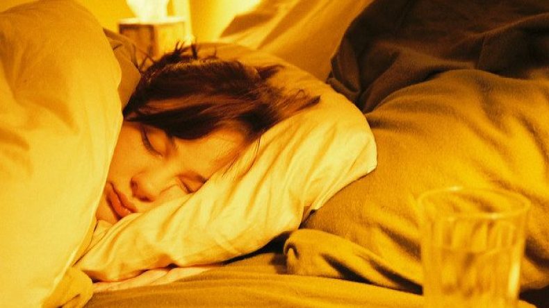 طبيبة روسية تحذر من مخاطر النوم لفترة طويلة في عطلة نهاية الأسبوع