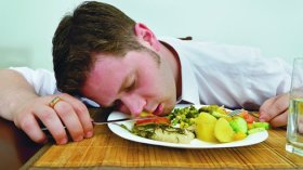 تعرف على الأسباب التي تجعلك تشعر بالنعاس بعد تناول وجبة الإفطار!