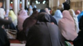 في أجواء إيمانية.. سيدات يجعلن من التراويح ملتقى سنويا