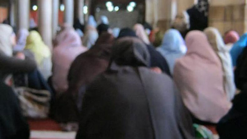 في أجواء إيمانية.. سيدات يجعلن من التراويح ملتقى سنويا