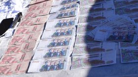 3000 دينار سليمة مقابل 10 آلاف مزيفة.. عصابة تزوّر العملة وتبيعها