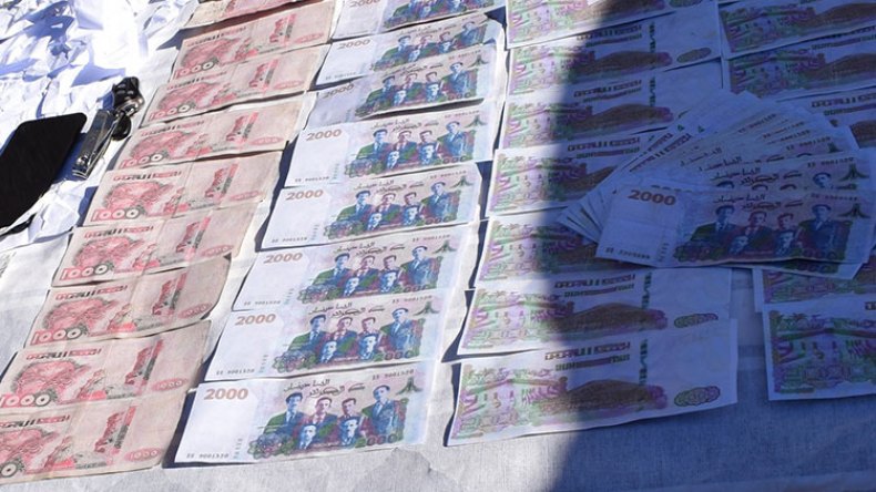 3000 دينار سليمة مقابل 10 آلاف مزيفة.. عصابة تزوّر العملة وتبيعها