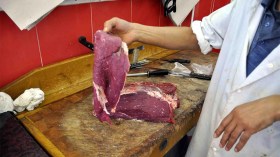 جزائريون يستفتون في اللحوم المستوردة وقروض السيارات