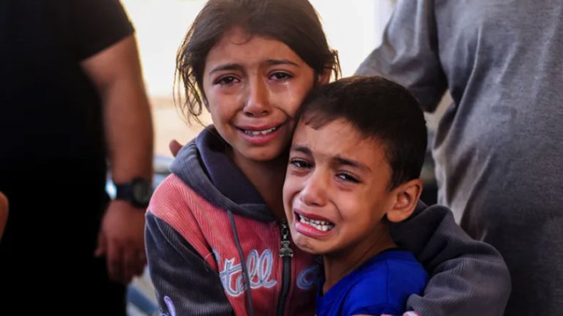 جزائريون يتنافسون على التكفل بأطفال غزة