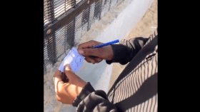 بالفيديو.. هذا ما كتبه طفل غزي لجنود مصريين على الحدود!