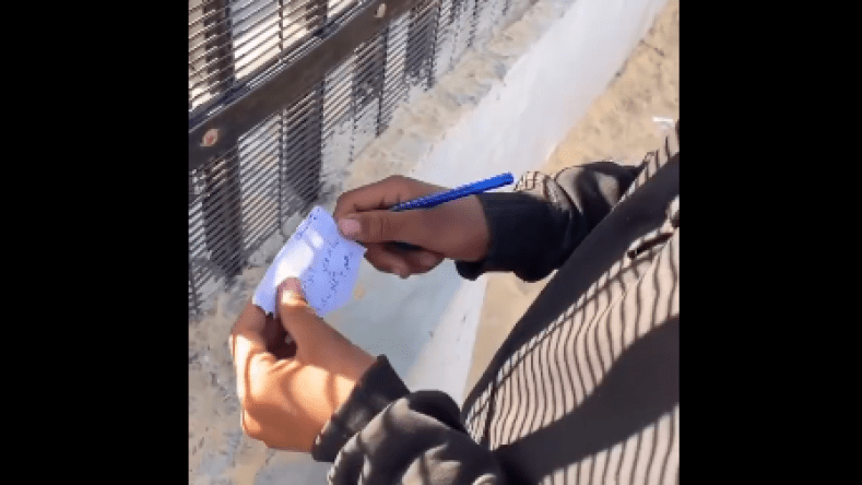 بالفيديو.. هذا ما كتبه طفل غزي لجنود مصريين على الحدود!