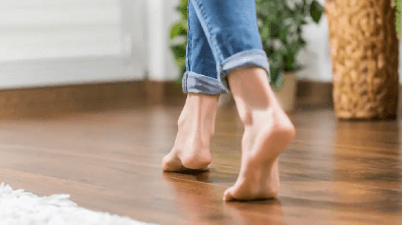 لهذا السبب يجب ارتداء الأحذية داخل المنزل!