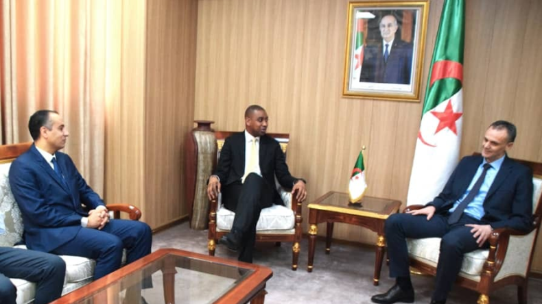 الوزير حماد يستقبل وفدا من “الفيفا”