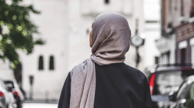 الاعتداء على امرأة محجبة من طرف عشرين شخصا في مدينة ريمس الفرنسية