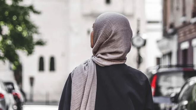 الاعتداء على امرأة محجبة من طرف عشرين شخصا في مدينة ريمس الفرنسية