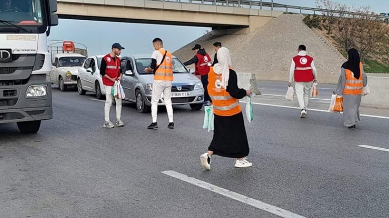 بشعار “بصمة إحسان”.. شباب متطوعون يفتحون خيمة تضامنية