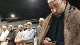 حسم الجدل بشأن الإمام الظاهر في فيديو وهو يتصفح هاتفه أثناء التراويح!
