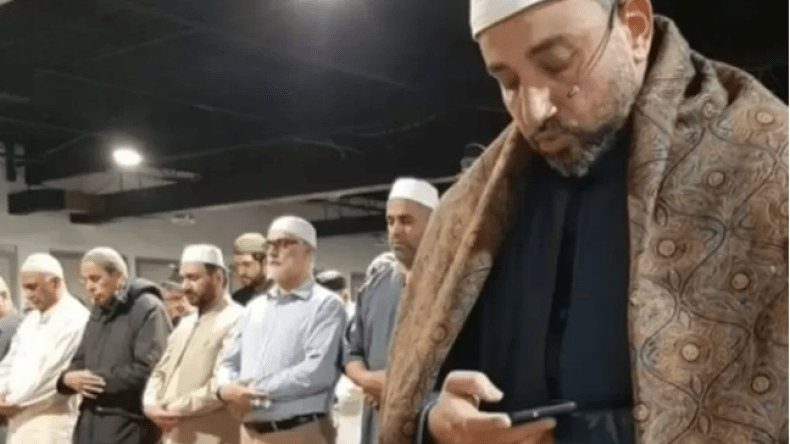 حسم الجدل بشأن الإمام الظاهر في فيديو وهو يتصفح هاتفه أثناء التراويح!