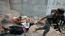 صورة متداولة لجندي صهيوني “يجرّ شابتين فلسطينيتين بالقوة”.. ما القصة؟