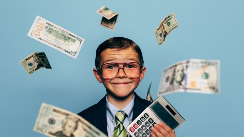 الطفل المادي مصدر توتر للوالدين.. يربط الهدايا بقيمته الشخصية