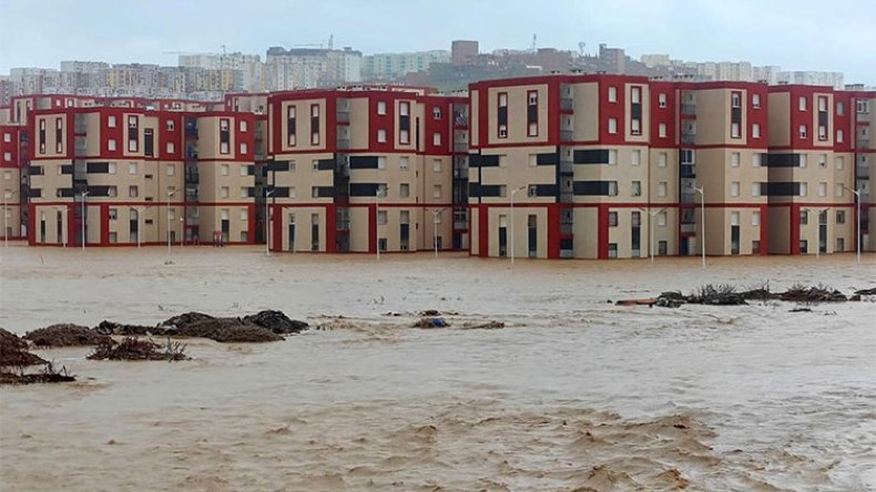 انهيار مبان وقطع طرقات جراء الأمطار بعديد الولايات