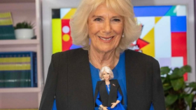 بالفيديو.. الملكة كاميلا تتسلم “باربي” تشببها قبل نصف قرن