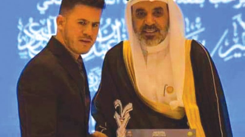 جزائري يخط حزبين من المصحف المؤسس للمدينة المنورة