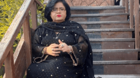 بالفيديو.. مغنية شهيرة تضرب مذيعا فاجأها بعرض زواج على الهواء!