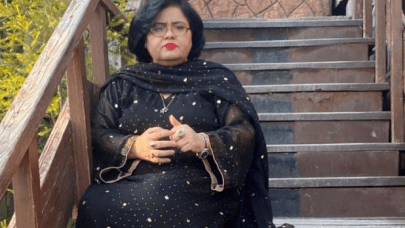 بالفيديو.. مغنية شهيرة تضرب مذيعا فاجأها بعرض زواج على الهواء!