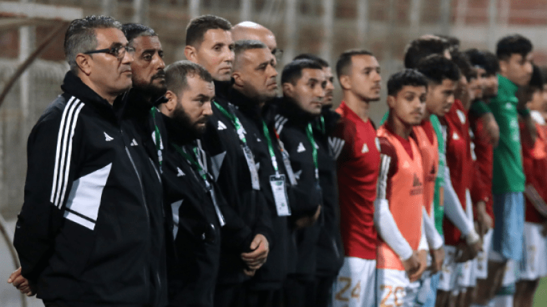 مدرب منتخب أقل من 20 سنة يصفع لاعبيه ويثير جدلا كبيرا (فيديو)