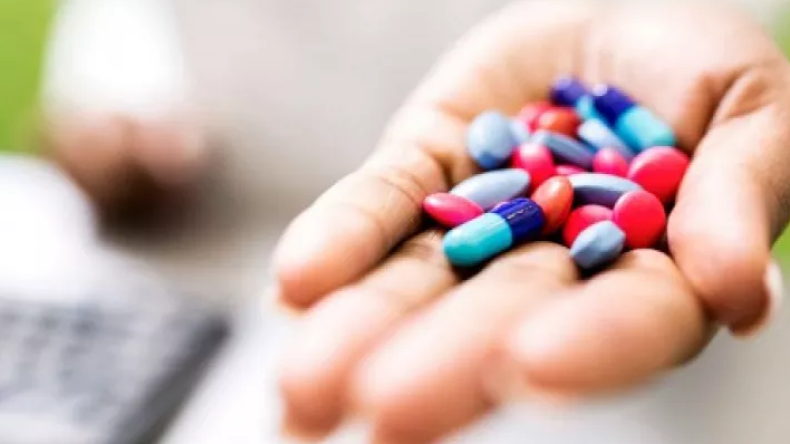مشروبات لا ينصح بتناولها مع الأدوية.. طبيب روسي يحذّر!