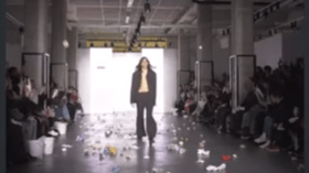 بالفيديو.. لهذا السبب تم رمي عارضات أزياء بالقمامة في ميلانو!