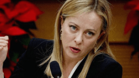 هذا ما فعلته رئيسة وزراء إيطاليا مع أب وابنه نشرا صورا إباحية مزورة لها!