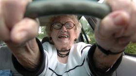 معمرة يفوق عمرها المائة عام في قبضة الشرطة لهذا السبب!