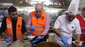 “ناس الخير” توزع 20 ألف وجبة ساخنة على عابري السبيل