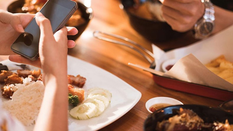 تحذير من الانشغال بالهواتف والتلفزيون أثناء الإفطار في رمضان