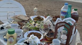 مواطنون يعودون إلى “عادة” الإفطار في شواطئ البحر