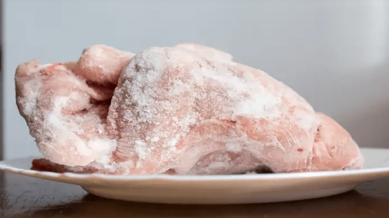 تعرفي على الطرق الآمنة لإذابة الدجاج المجمد واحذري من تكاثر البكتيريا