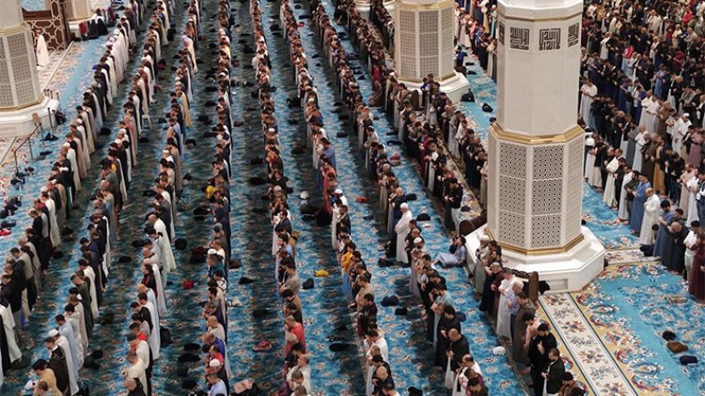 بلمهدي يكشف العدد اليومي لمصلي التراويح بالمساجد