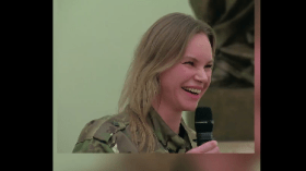 فيديو طريف.. هكذا ردت ضابطة روسية على بوتين حين أبدى إعجابه بزيها العسكري!