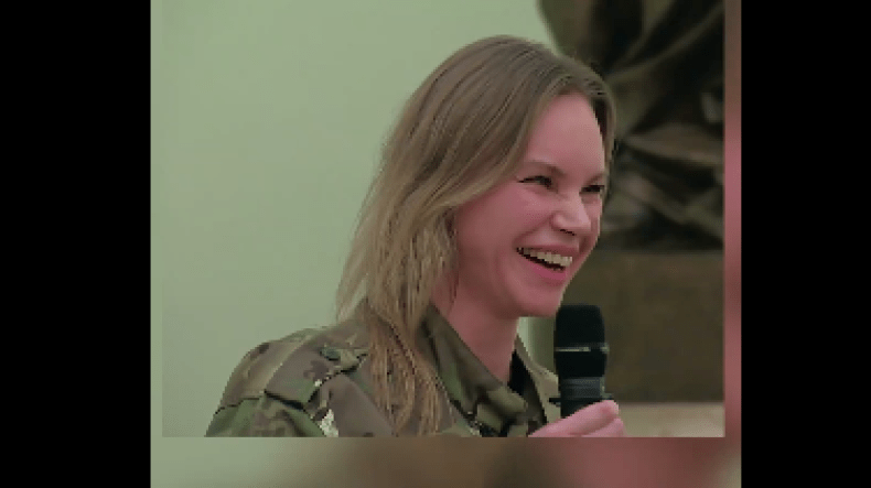 فيديو طريف.. هكذا ردت ضابطة روسية على بوتين حين أبدى إعجابه بزيها العسكري!