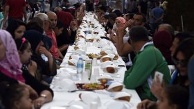 جزائريون يجتمعون على موائد إفطار جماعية