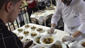 جمعيات خيرية تُعد موائد خمس نجوم لإفطار الصائمين