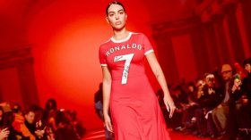 جورجينا ترتدي فستان من توقيع رونالدو في أسبوع الموضة.. وهذا ما كتب على ظهره! (فيديو)