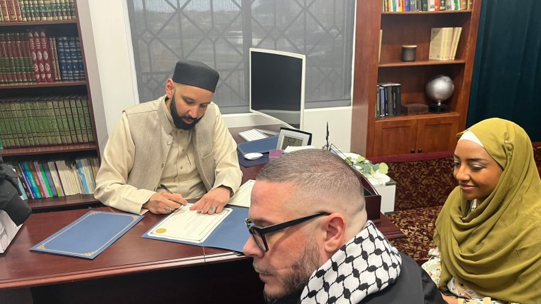 بالفيديو.. ناشط أمريكي شهير وزوجته يعتنقان الإسلام ليلة أول رمضان